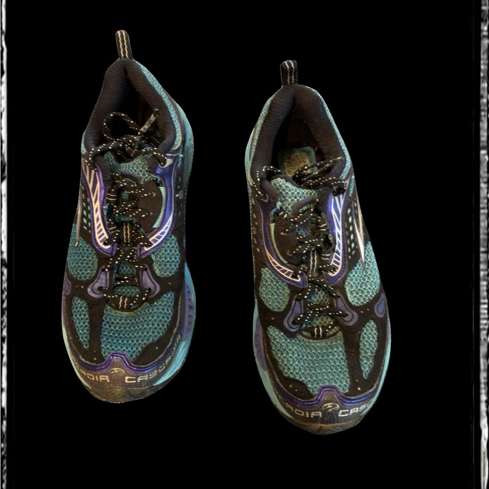 Brooks Cascadia 6 trail shoe.